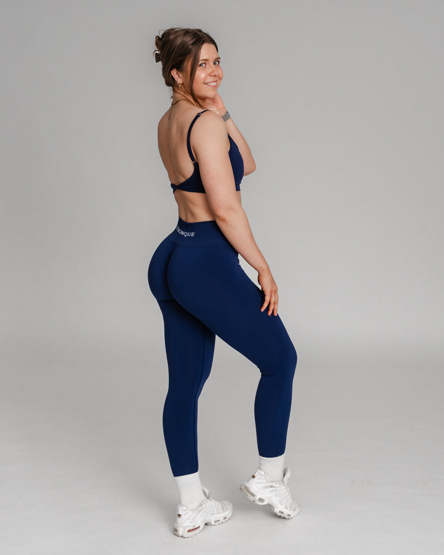 Ascend Tights – Perfekt pasform til træning og hverdag
Ascend Tights blev lanceret i 2023 og er hurtigt blevet en favorit blandt danskere, der elsker aktiv livsstil. Uanset om du styrketræner, løber, dyrker Hyrox eller pilates, er disse træningstights designet til at følge dine bevægelser.
Komfort, funktionalitet og flatterende pasform
Usynlig scrunch-effekt løfter og fremhæver dine former.
Middelhøj talje giver let kompression og maksimal bevægelsesfrihed.
Åndbart og fleksibelt stof sikrer en tætsiddende.