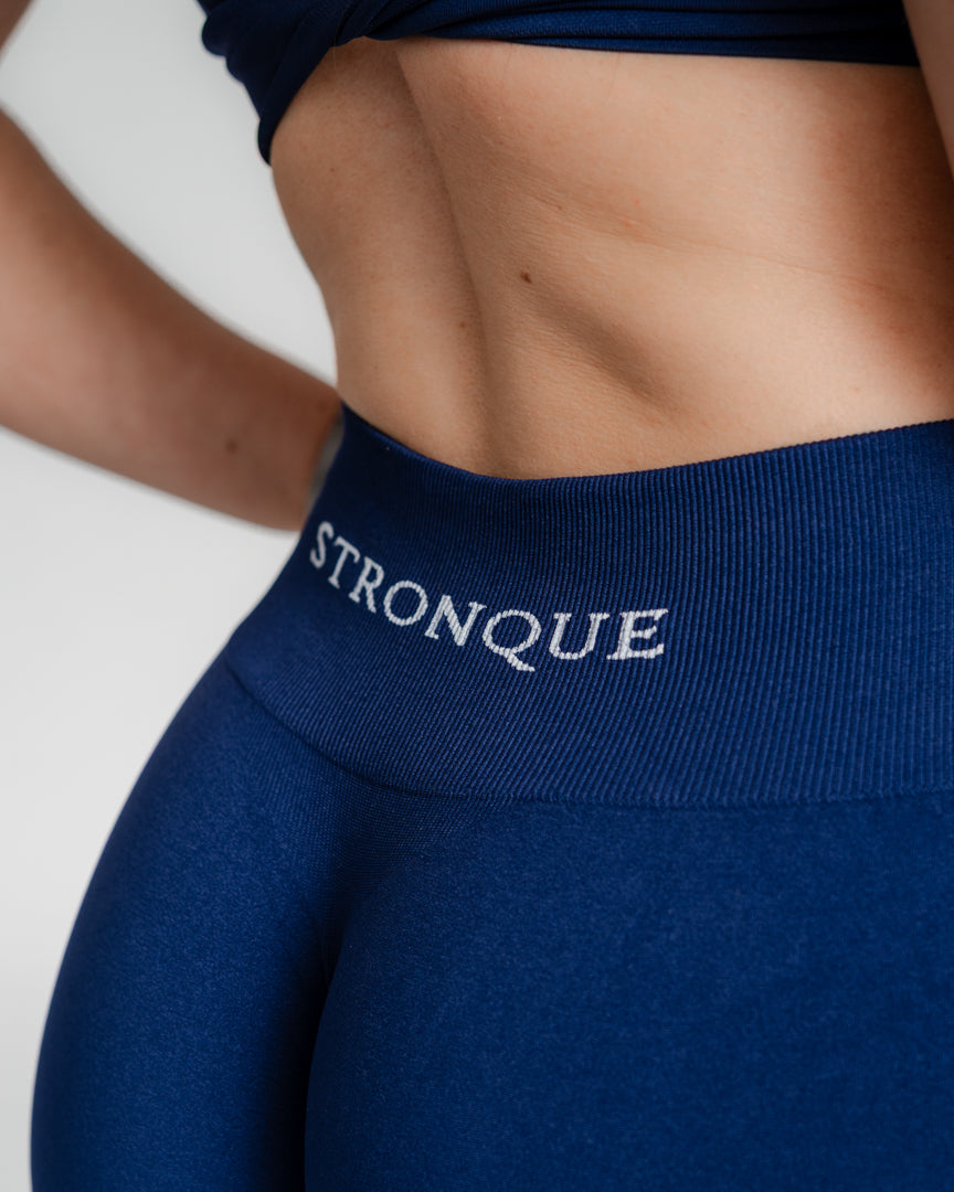 Ascend Tights – Perfekt pasform til træning og hverdag
Ascend Tights blev lanceret i 2023 og er hurtigt blevet en favorit blandt danskere, der elsker aktiv livsstil. Uanset om du styrketræner, løber, dyrker Hyrox eller pilates, er disse træningstights designet til at følge dine bevægelser.
Komfort, funktionalitet og flatterende pasform
Usynlig scrunch-effekt løfter og fremhæver dine former.
Middelhøj talje giver let kompression og maksimal bevægelsesfrihed.
Åndbart og fleksibelt stof sikrer en tætsiddende.