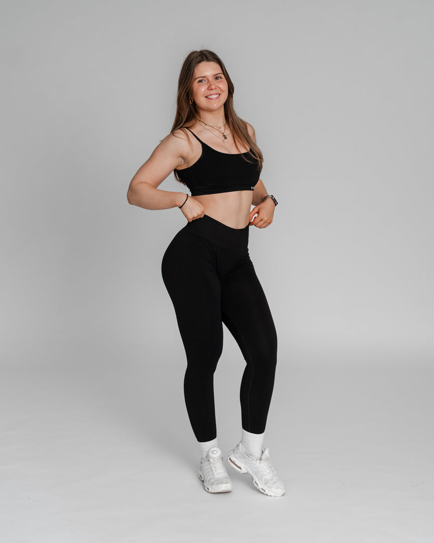 Ascend Tights – Perfekt pasform til træning og hverdag
Ascend Tights blev lanceret i 2023 og er hurtigt blevet en favorit blandt danskere, der elsker aktiv livsstil. Uanset om du styrketræner, løber, dyrker Hyrox eller pilates, er disse træningstights designet til at følge dine bevægelser.
Komfort, funktionalitet og flatterende pasform
Usynlig scrunch-effekt løfter og fremhæver dine former.
Middelhøj talje giver let kompression og maksimal bevægelsesfrihed.
Åndbart og fleksibelt stof sikrer en tætsiddende.