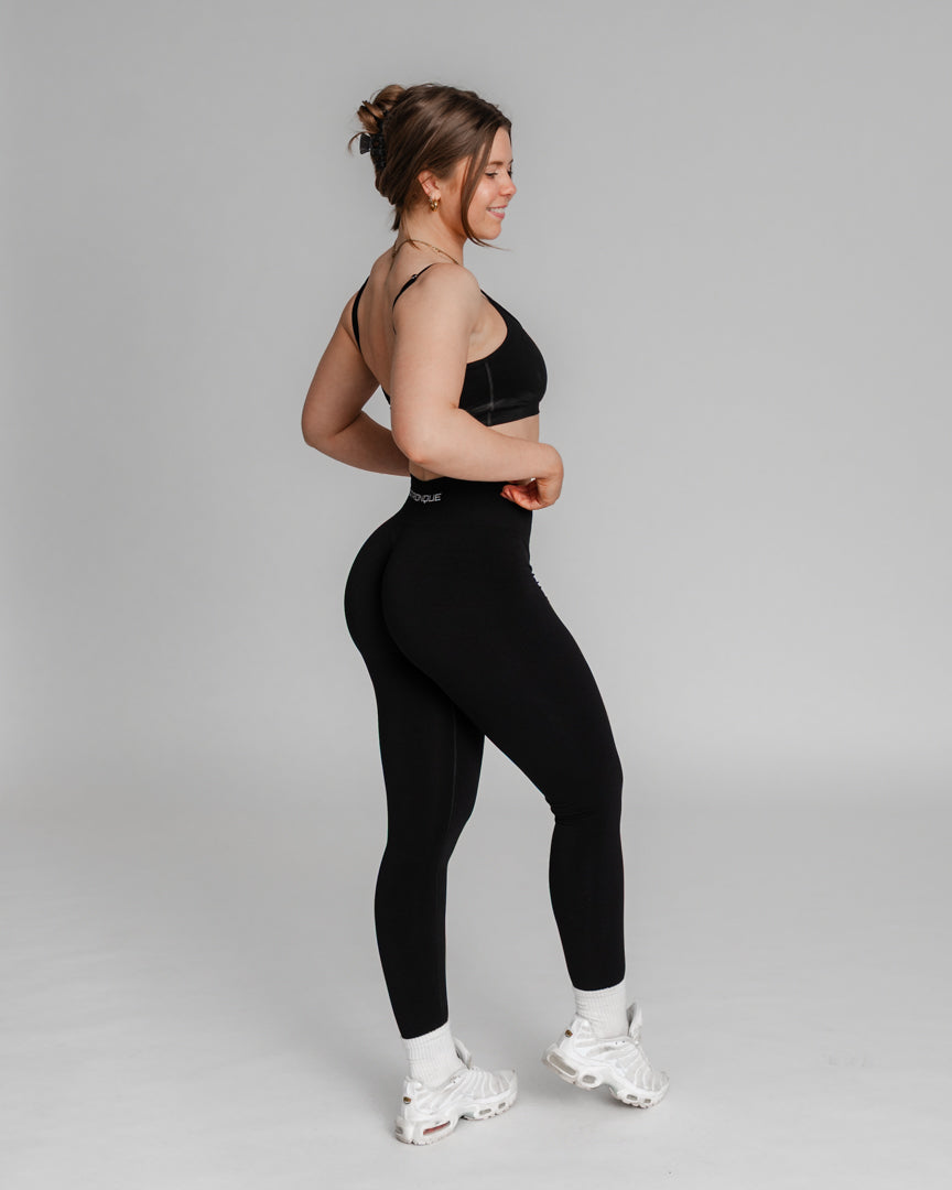 Ascend Tights – Perfekt pasform til træning og hverdag
Ascend Tights blev lanceret i 2023 og er hurtigt blevet en favorit blandt danskere, der elsker aktiv livsstil. Uanset om du styrketræner, løber, dyrker Hyrox eller pilates, er disse træningstights designet til at følge dine bevægelser.
Komfort, funktionalitet og flatterende pasform
Usynlig scrunch-effekt løfter og fremhæver dine former.
Middelhøj talje giver let kompression og maksimal bevægelsesfrihed.
Åndbart og fleksibelt stof sikrer en tætsiddende.