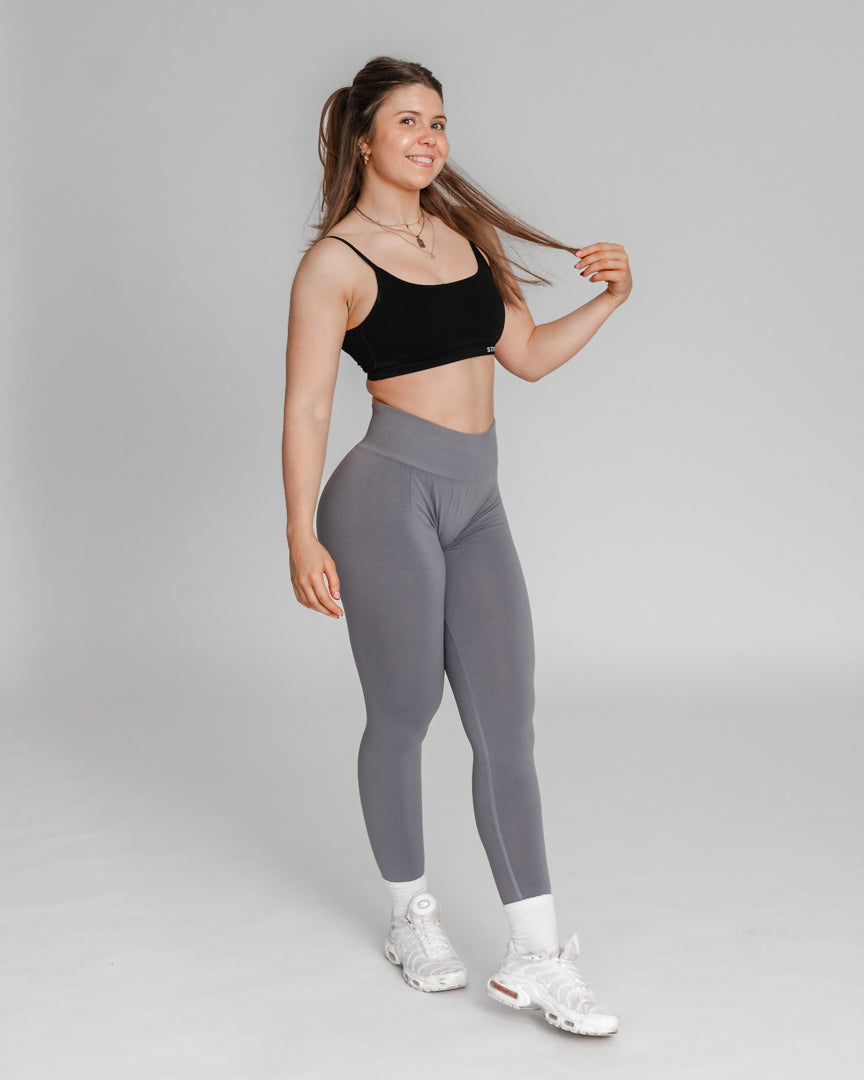 Ascend Tights – Perfekt pasform til træning og hverdag
Ascend Tights blev lanceret i 2023 og er hurtigt blevet en favorit blandt danskere, der elsker aktiv livsstil. Uanset om du styrketræner, løber, dyrker Hyrox eller pilates, er disse træningstights designet til at følge dine bevægelser.
Komfort, funktionalitet og flatterende pasform
Usynlig scrunch-effekt løfter og fremhæver dine former.
Middelhøj talje giver let kompression og maksimal bevægelsesfrihed.
Åndbart og fleksibelt stof sikrer en tætsiddende.