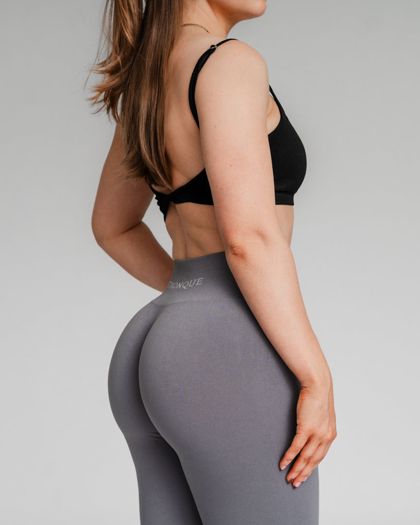 Ascend Tights – Perfekt pasform til træning og hverdag
Ascend Tights blev lanceret i 2023 og er hurtigt blevet en favorit blandt danskere, der elsker aktiv livsstil. Uanset om du styrketræner, løber, dyrker Hyrox eller pilates, er disse træningstights designet til at følge dine bevægelser.
Komfort, funktionalitet og flatterende pasform
Usynlig scrunch-effekt løfter og fremhæver dine former.
Middelhøj talje giver let kompression og maksimal bevægelsesfrihed.
Åndbart og fleksibelt stof sikrer en tætsiddende.