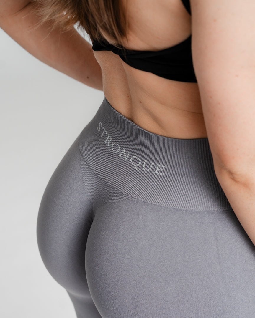 Ascend Tights – Perfekt pasform til træning og hverdag
Ascend Tights blev lanceret i 2023 og er hurtigt blevet en favorit blandt danskere, der elsker aktiv livsstil. Uanset om du styrketræner, løber, dyrker Hyrox eller pilates, er disse træningstights designet til at følge dine bevægelser.
Komfort, funktionalitet og flatterende pasform
Usynlig scrunch-effekt løfter og fremhæver dine former.
Middelhøj talje giver let kompression og maksimal bevægelsesfrihed.
Åndbart og fleksibelt stof sikrer en tætsiddende.