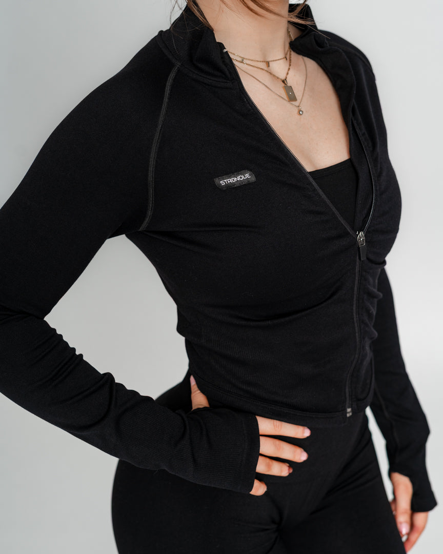 Ascend Zip Top – Feminin pasform og maksimal komfort
Ascend Zip Top er designet til dig, der ønsker et pumpcover med et mere feminint udtryk. Med sin tætsiddende pasform og elegante V-udskæring fremhæver den din timeglasfigur, samtidig med at materialet er gjort en smule tykkere for øget slidstyrke og holdbarhed.
Perfekt til alle former for træning
Figursyet design med flatterende V-snit
Slidstærkt og fleksibelt materiale
Alsidig til styrketræning, løb, pilates, reformer og meget mere