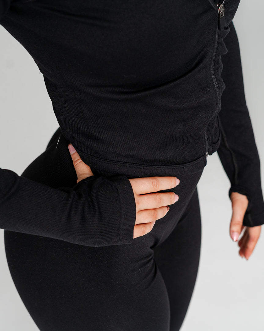 Ascend Zip Top – Feminin pasform og maksimal komfort
Ascend Zip Top er designet til dig, der ønsker et pumpcover med et mere feminint udtryk. Med sin tætsiddende pasform og elegante V-udskæring fremhæver den din timeglasfigur, samtidig med at materialet er gjort en smule tykkere for øget slidstyrke og holdbarhed.
Perfekt til alle former for træning
Figursyet design med flatterende V-snit
Slidstærkt og fleksibelt materiale
Alsidig til styrketræning, løb, pilates, reformer og meget mere