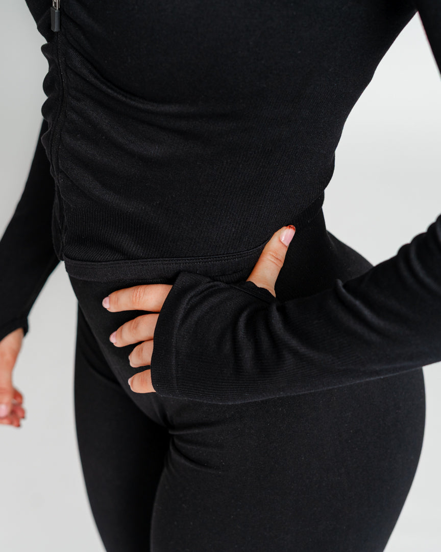 Ascend Zip Top – Feminin pasform og maksimal komfort
Ascend Zip Top er designet til dig, der ønsker et pumpcover med et mere feminint udtryk. Med sin tætsiddende pasform og elegante V-udskæring fremhæver den din timeglasfigur, samtidig med at materialet er gjort en smule tykkere for øget slidstyrke og holdbarhed.
Perfekt til alle former for træning
Figursyet design med flatterende V-snit
Slidstærkt og fleksibelt materiale
Alsidig til styrketræning, løb, pilates, reformer og meget mere