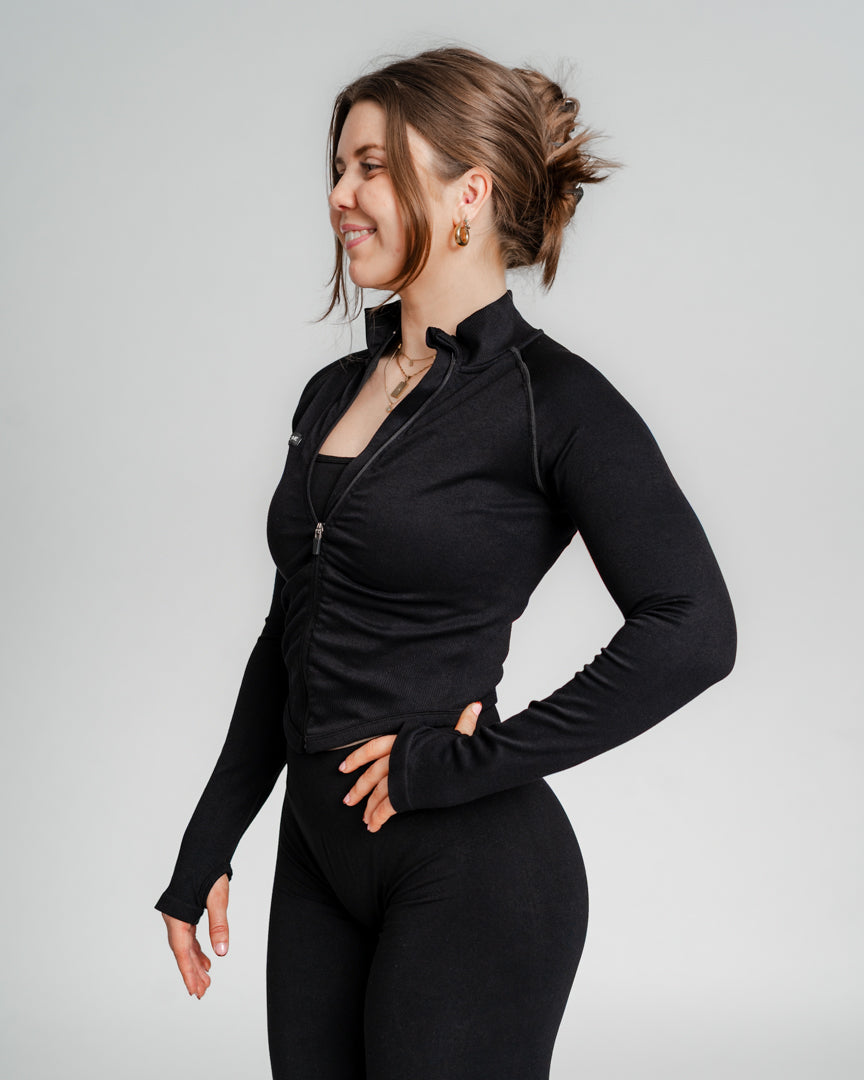 Ascend Zip Top – Feminin pasform og maksimal komfort
Ascend Zip Top er designet til dig, der ønsker et pumpcover med et mere feminint udtryk. Med sin tætsiddende pasform og elegante V-udskæring fremhæver den din timeglasfigur, samtidig med at materialet er gjort en smule tykkere for øget slidstyrke og holdbarhed.
Perfekt til alle former for træning
Figursyet design med flatterende V-snit
Slidstærkt og fleksibelt materiale
Alsidig til styrketræning, løb, pilates, reformer og meget mere