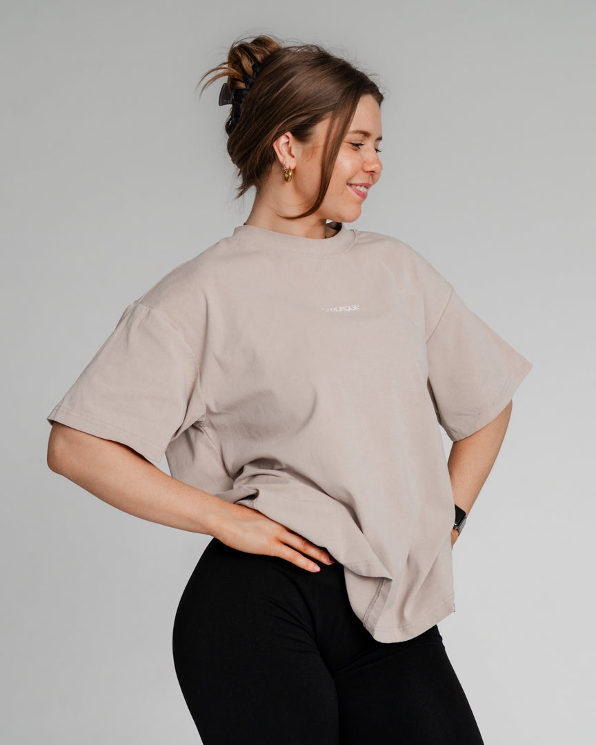 Det ultimative pumpcover – komfort og stil i én T-shirt
Alle elsker et godt pumpcover, og vi har udviklet det, vi mener, er det bedste på markedet.
Let, åndbar og perfekt pasform
Blødt og strækbart materiale sikrer maksimal komfort.
Letvægtsdesign med et "heavy" look giver en flatterende pasform.
Unisex pasform – designet til at klæde alle.
Uanset om du er til styrketræning eller en afslappet hverdagsstil, er denne pumpcover T-shirt skabt til at følge dine bevægelser.