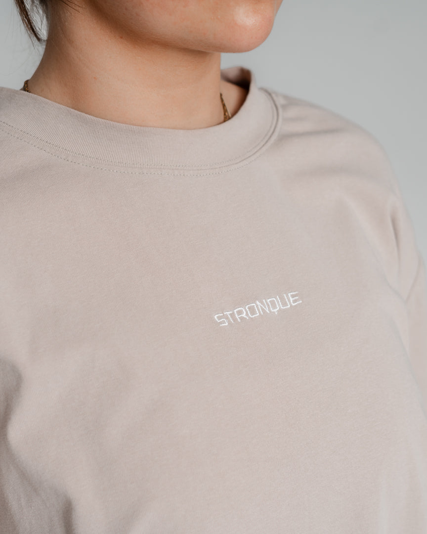 Det ultimative pumpcover – komfort og stil i én T-shirt
Alle elsker et godt pumpcover, og vi har udviklet det, vi mener, er det bedste på markedet.
Let, åndbar og perfekt pasform
Blødt og strækbart materiale sikrer maksimal komfort.
Letvægtsdesign med et "heavy" look giver en flatterende pasform.
Unisex pasform – designet til at klæde alle.
Uanset om du er til styrketræning eller en afslappet hverdagsstil, er denne pumpcover T-shirt skabt til at følge dine bevægelser.
