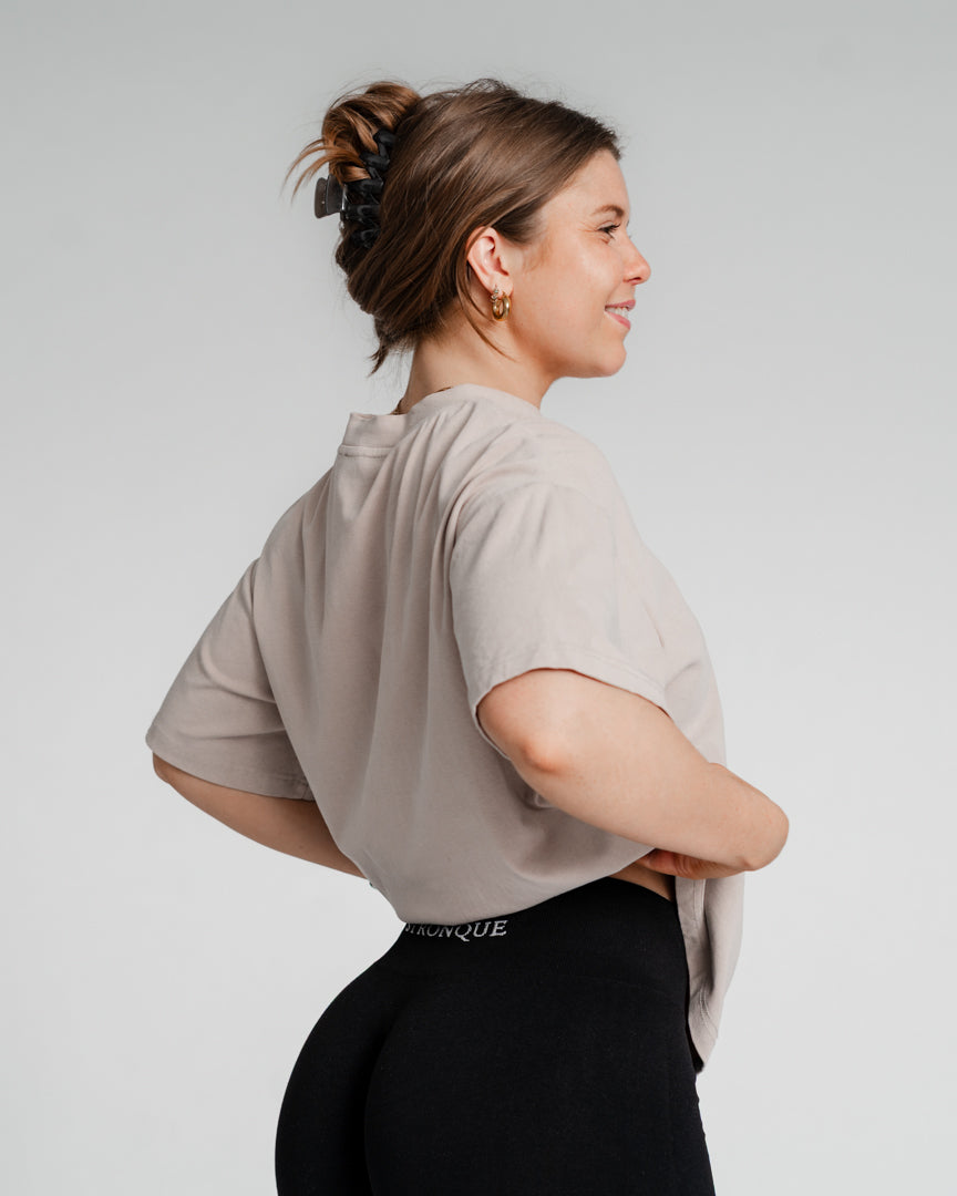Det ultimative pumpcover – komfort og stil i én T-shirt
Alle elsker et godt pumpcover, og vi har udviklet det, vi mener, er det bedste på markedet.
Let, åndbar og perfekt pasform
Blødt og strækbart materiale sikrer maksimal komfort.
Letvægtsdesign med et "heavy" look giver en flatterende pasform.
Unisex pasform – designet til at klæde alle.
Uanset om du er til styrketræning eller en afslappet hverdagsstil, er denne pumpcover T-shirt skabt til at følge dine bevægelser.
