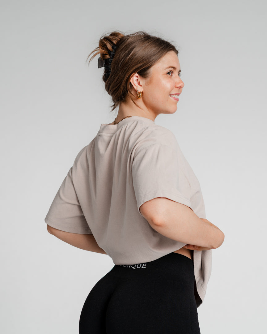 Det ultimative pumpcover – komfort og stil i én T-shirt
Alle elsker et godt pumpcover, og vi har udviklet det, vi mener, er det bedste på markedet.
Let, åndbar og perfekt pasform
Blødt og strækbart materiale sikrer maksimal komfort.
Letvægtsdesign med et "heavy" look giver en flatterende pasform.
Unisex pasform – designet til at klæde alle.
Uanset om du er til styrketræning eller en afslappet hverdagsstil, er denne pumpcover T-shirt skabt til at følge dine bevægelser.