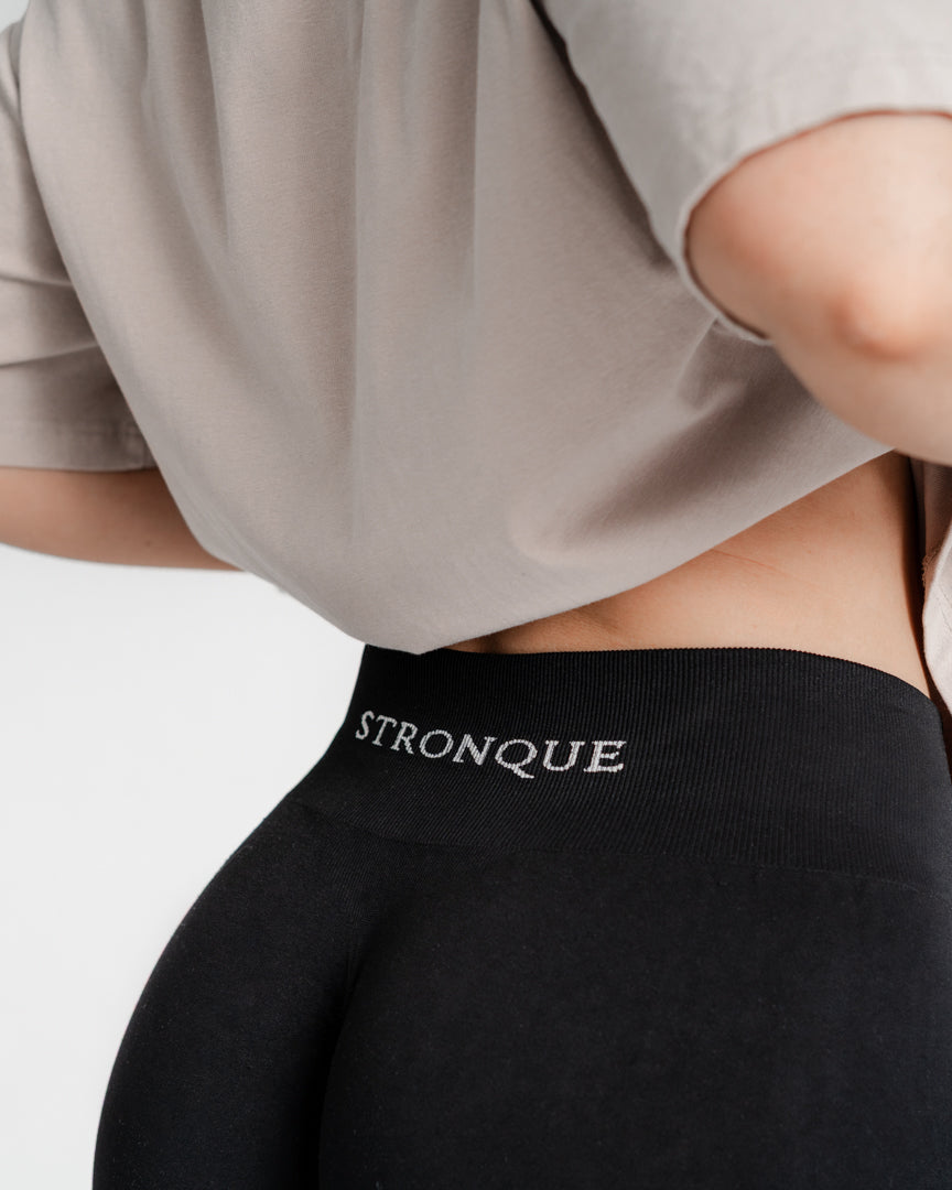 Det ultimative pumpcover – komfort og stil i én T-shirt
Alle elsker et godt pumpcover, og vi har udviklet det, vi mener, er det bedste på markedet.
Let, åndbar og perfekt pasform
Blødt og strækbart materiale sikrer maksimal komfort.
Letvægtsdesign med et "heavy" look giver en flatterende pasform.
Unisex pasform – designet til at klæde alle.
Uanset om du er til styrketræning eller en afslappet hverdagsstil, er denne pumpcover T-shirt skabt til at følge dine bevægelser.