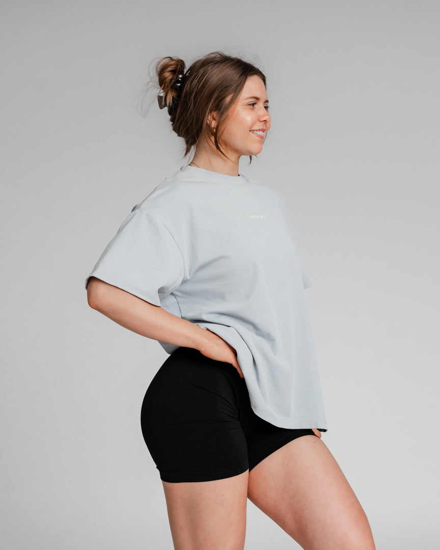 Det ultimative pumpcover – komfort og stil i én T-shirt
Alle elsker et godt pumpcover, og vi har udviklet det, vi mener, er det bedste på markedet.
Let, åndbar og perfekt pasform
Blødt og strækbart materiale sikrer maksimal komfort.
Letvægtsdesign med et "heavy" look giver en flatterende pasform.
Unisex pasform – designet til at klæde alle.
Uanset om du er til styrketræning eller en afslappet hverdagsstil, er denne pumpcover T-shirt skabt til at følge dine bevægelser.