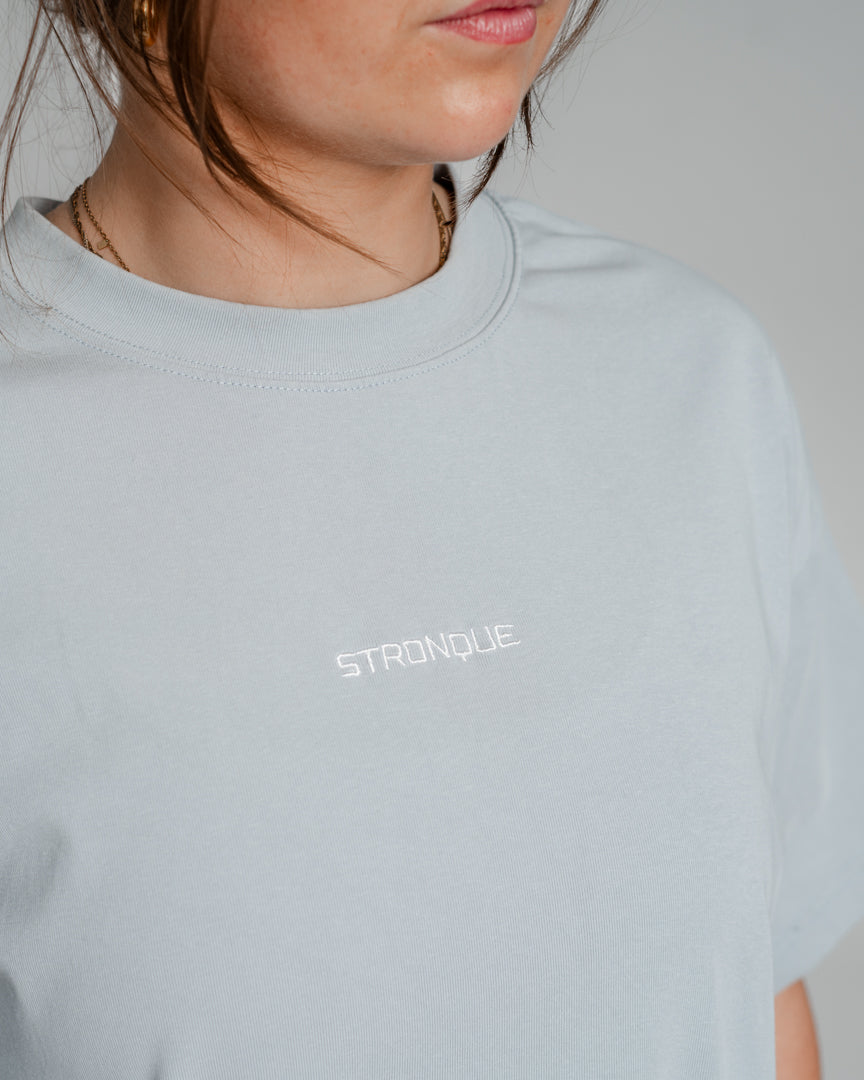 Det ultimative pumpcover – komfort og stil i én T-shirt
Alle elsker et godt pumpcover, og vi har udviklet det, vi mener, er det bedste på markedet.
Let, åndbar og perfekt pasform
Blødt og strækbart materiale sikrer maksimal komfort.
Letvægtsdesign med et "heavy" look giver en flatterende pasform.
Unisex pasform – designet til at klæde alle.
Uanset om du er til styrketræning eller en afslappet hverdagsstil, er denne pumpcover T-shirt skabt til at følge dine bevægelser.