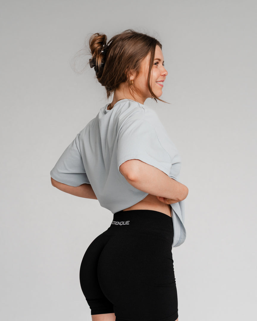 Det ultimative pumpcover – komfort og stil i én T-shirt
Alle elsker et godt pumpcover, og vi har udviklet det, vi mener, er det bedste på markedet.
Let, åndbar og perfekt pasform
Blødt og strækbart materiale sikrer maksimal komfort.
Letvægtsdesign med et "heavy" look giver en flatterende pasform.
Unisex pasform – designet til at klæde alle.
Uanset om du er til styrketræning eller en afslappet hverdagsstil, er denne pumpcover T-shirt skabt til at følge dine bevægelser.