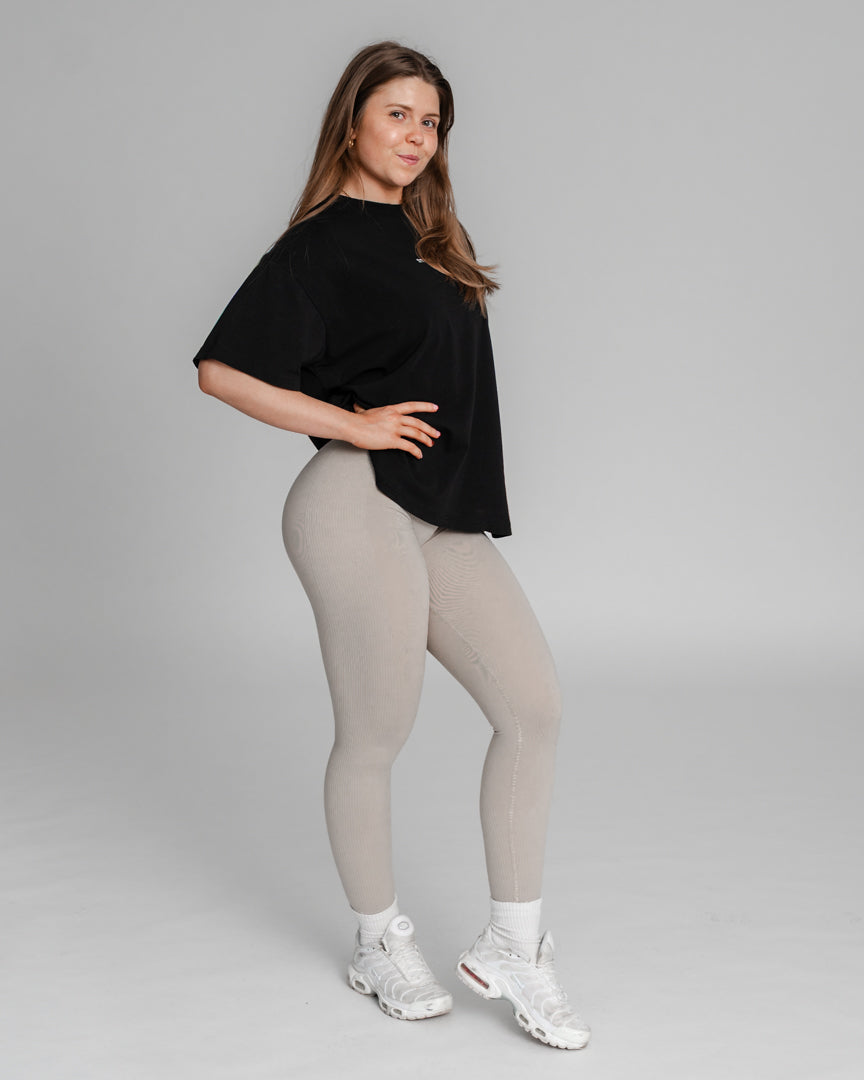 Valor Tights – Højtaljede tights med perfekt pasform
Endelig er de her! Valor Tights er vores svar på det perfekte par højtaljede træningstights – uden scrunch, men med samme flatterende effekt.
Innovativt design for optimal pasform
Høj talje for støtte og komfort.
Scrunch-effekt uden scrunch – ekstra stof bagtil sikrer en naturlig, løftende pasform.
Ribbede detaljer langs benene fremhæver lårmusklerne og giver et stilrent look.
Valor Tights kombinerer stil og funktionalitet!