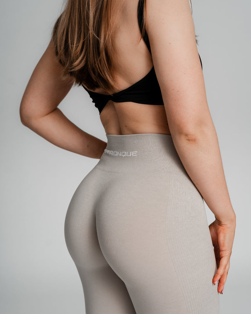 Valor Tights – Højtaljede tights med perfekt pasform
Endelig er de her! Valor Tights er vores svar på det perfekte par højtaljede træningstights – uden scrunch, men med samme flatterende effekt.
Innovativt design for optimal pasform
Høj talje for støtte og komfort.
Scrunch-effekt uden scrunch – ekstra stof bagtil sikrer en naturlig, løftende pasform.
Ribbede detaljer langs benene fremhæver lårmusklerne og giver et stilrent look.
Valor Tights kombinerer stil og funktionalitet!