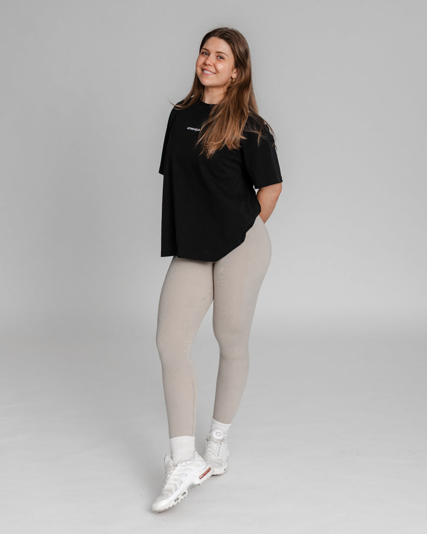 Valor Tights – Højtaljede tights med perfekt pasform
Endelig er de her! Valor Tights er vores svar på det perfekte par højtaljede træningstights – uden scrunch, men med samme flatterende effekt.
Innovativt design for optimal pasform
Høj talje for støtte og komfort.
Scrunch-effekt uden scrunch – ekstra stof bagtil sikrer en naturlig, løftende pasform.
Ribbede detaljer langs benene fremhæver lårmusklerne og giver et stilrent look.
Valor Tights kombinerer stil og funktionalitet!
