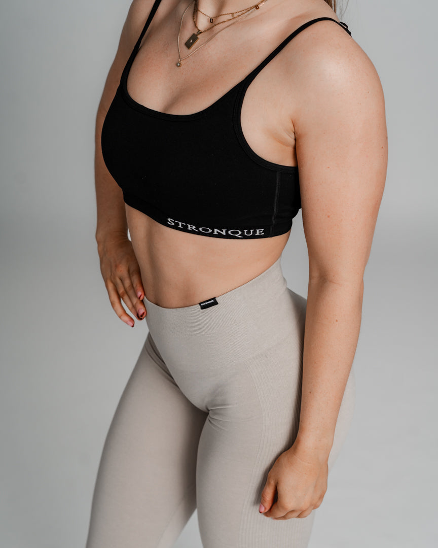 Valor Tights – Højtaljede tights med perfekt pasform
Endelig er de her! Valor Tights er vores svar på det perfekte par højtaljede træningstights – uden scrunch, men med samme flatterende effekt.
Innovativt design for optimal pasform
Høj talje for støtte og komfort.
Scrunch-effekt uden scrunch – ekstra stof bagtil sikrer en naturlig, løftende pasform.
Ribbede detaljer langs benene fremhæver lårmusklerne og giver et stilrent look.
Valor Tights kombinerer stil og funktionalitet!