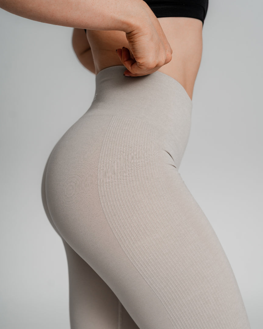 Valor Tights – Højtaljede tights med perfekt pasform
Endelig er de her! Valor Tights er vores svar på det perfekte par højtaljede træningstights – uden scrunch, men med samme flatterende effekt.
Innovativt design for optimal pasform
Høj talje for støtte og komfort.
Scrunch-effekt uden scrunch – ekstra stof bagtil sikrer en naturlig, løftende pasform.
Ribbede detaljer langs benene fremhæver lårmusklerne og giver et stilrent look.
Valor Tights kombinerer stil og funktionalitet!