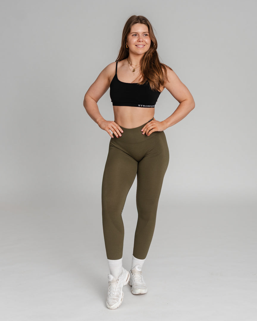 Valor Tights – Højtaljede tights med perfekt pasform
Endelig er de her! Valor Tights er vores svar på det perfekte par højtaljede træningstights – uden scrunch, men med samme flatterende effekt.
Innovativt design for optimal pasform
Høj talje for støtte og komfort.
Scrunch-effekt uden scrunch – ekstra stof bagtil sikrer en naturlig, løftende pasform.
Ribbede detaljer langs benene fremhæver lårmusklerne og giver et stilrent look.
Valor Tights kombinerer stil og funktionalitet!