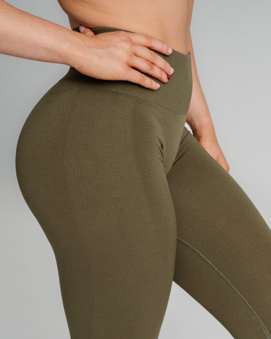 Valor Tights – Højtaljede tights med perfekt pasform
Endelig er de her! Valor Tights er vores svar på det perfekte par højtaljede træningstights – uden scrunch, men med samme flatterende effekt.
Innovativt design for optimal pasform
Høj talje for støtte og komfort.
Scrunch-effekt uden scrunch – ekstra stof bagtil sikrer en naturlig, løftende pasform.
Ribbede detaljer langs benene fremhæver lårmusklerne og giver et stilrent look.
Valor Tights kombinerer stil og funktionalitet!