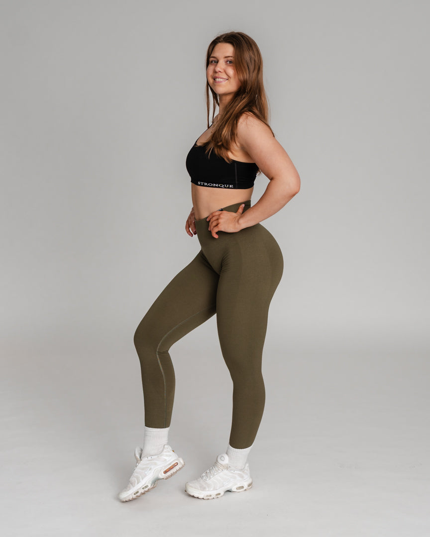 Valor Tights – Højtaljede tights med perfekt pasform
Endelig er de her! Valor Tights er vores svar på det perfekte par højtaljede træningstights – uden scrunch, men med samme flatterende effekt.
Innovativt design for optimal pasform
Høj talje for støtte og komfort.
Scrunch-effekt uden scrunch – ekstra stof bagtil sikrer en naturlig, løftende pasform.
Ribbede detaljer langs benene fremhæver lårmusklerne og giver et stilrent look.
Valor Tights kombinerer stil og funktionalitet!