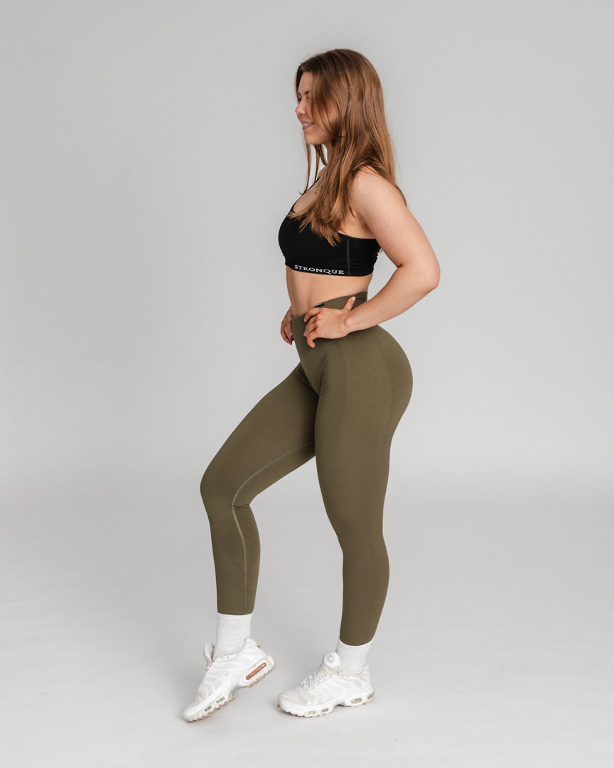 Valor Tights – Højtaljede tights med perfekt pasform
Endelig er de her! Valor Tights er vores svar på det perfekte par højtaljede træningstights – uden scrunch, men med samme flatterende effekt.
Innovativt design for optimal pasform
Høj talje for støtte og komfort.
Scrunch-effekt uden scrunch – ekstra stof bagtil sikrer en naturlig, løftende pasform.
Ribbede detaljer langs benene fremhæver lårmusklerne og giver et stilrent look.
Valor Tights kombinerer stil og funktionalitet!