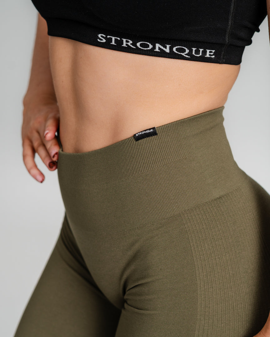 Valor Tights – Højtaljede tights med perfekt pasform
Endelig er de her! Valor Tights er vores svar på det perfekte par højtaljede træningstights – uden scrunch, men med samme flatterende effekt.
Innovativt design for optimal pasform
Høj talje for støtte og komfort.
Scrunch-effekt uden scrunch – ekstra stof bagtil sikrer en naturlig, løftende pasform.
Ribbede detaljer langs benene fremhæver lårmusklerne og giver et stilrent look.
Valor Tights kombinerer stil og funktionalitet!
