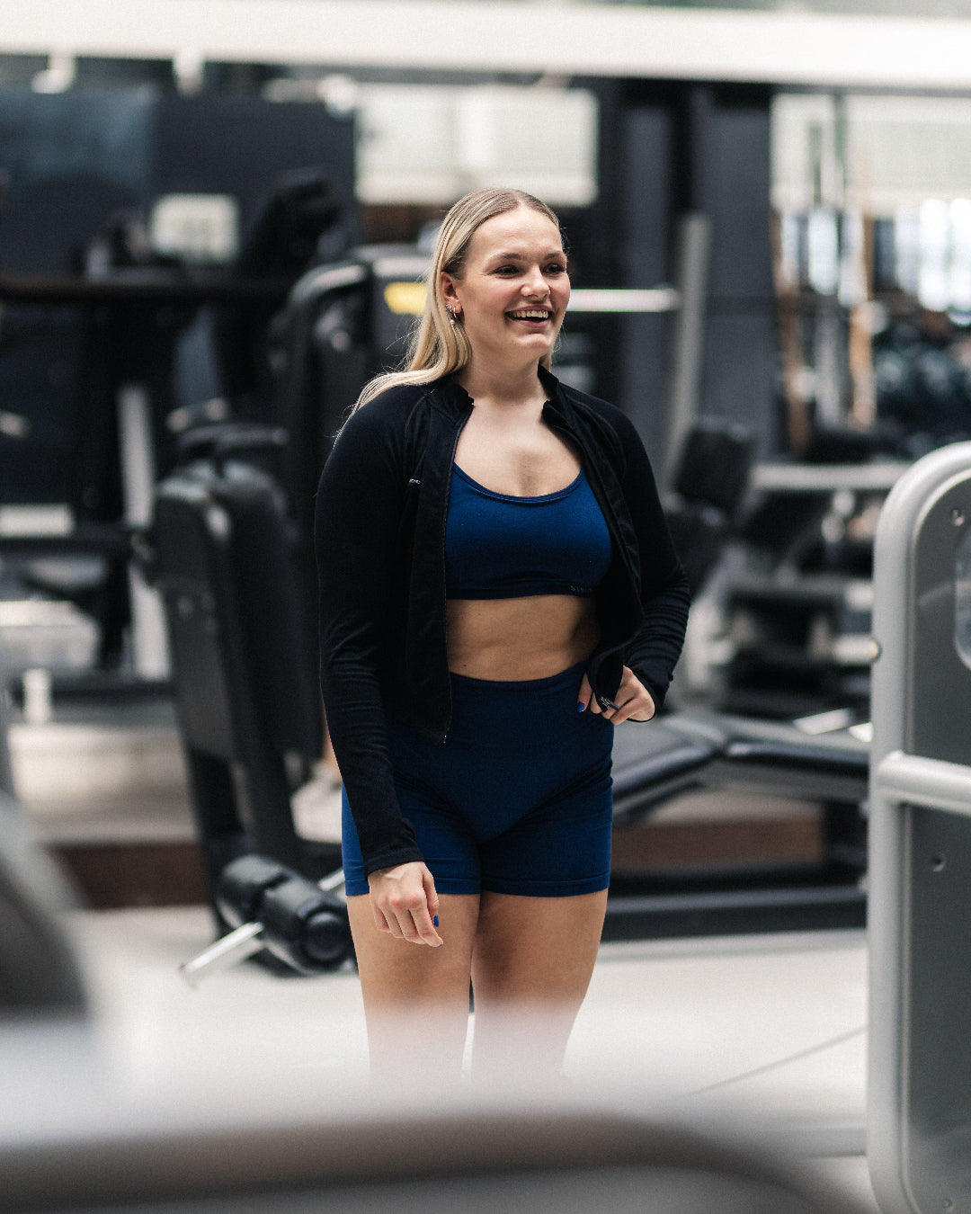 Vores Ascend Zip Top er designet til at give dig et pumpcover med et mere feminint udtryk. Denne top sidder tæt og har et V snit foran, som fremhæver din timeglasfigur. Materialet er gjort en smule tykkere for at øge slidstyrken, hvilket gør den alsidig – uanset om du styrketræner, løber, dyrker pilates, reformer eller noget helt andet, er denne top skabt til dig!
