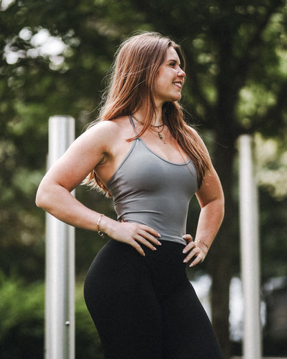 Opdag vores nye halterneck træningstop til kvinder, hvor funktionalitet møder feminint design. Denne top er skabt til den moderne, aktive kvinde og kombinerer stil med støtte – perfekt til både fitness, pilates, styrketræning og hverdagsbrug.

Toppen har en indbygget sports-bh med udtagelige indlæg, som giver dig frihed til at tilpasse støtten. Det justerbare bindebånd i nakken sikrer en personlig pasform, mens den diskrete push up-effekt løfter og former for en smigrende, feminin silhuet.