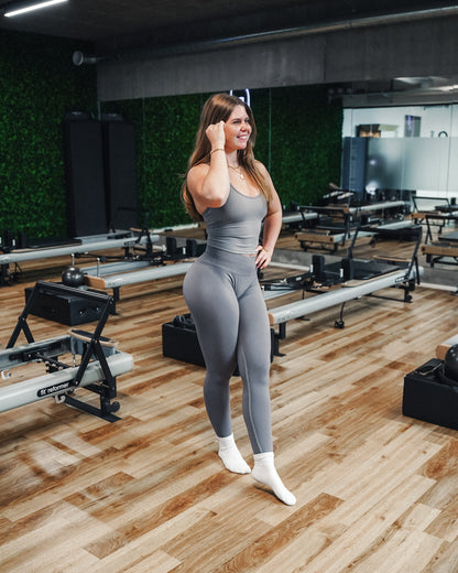 Opdag vores nye halterneck træningstop til kvinder, hvor funktionalitet møder feminint design. Denne top er skabt til den moderne, aktive kvinde og kombinerer stil med støtte – perfekt til både fitness, pilates, styrketræning og hverdagsbrug.

Toppen har en indbygget sports-bh med udtagelige indlæg, som giver dig frihed til at tilpasse støtten. Det justerbare bindebånd i nakken sikrer en personlig pasform, mens den diskrete push up-effekt løfter og former for en smigrende, feminin silhuet.
