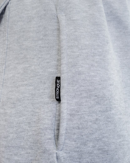 Vores Wide Leg Sweatpants kombinerer afslappet komfort med moderne design. Med et oversized fit falder bukserne flot og giver et casual look. Bukserne har baglommer med et subtilt embossed logo, der tilføjer et eksklusivt touch. Bukserne har snøre i taljen for en justerbar pasform – og snørerne i anklerne giver dig mulighed for at style dem, som du vil: lad dem hænge løst for det klassiske wide leg-look, eller snør dem ind for et mere tapered udtryk.