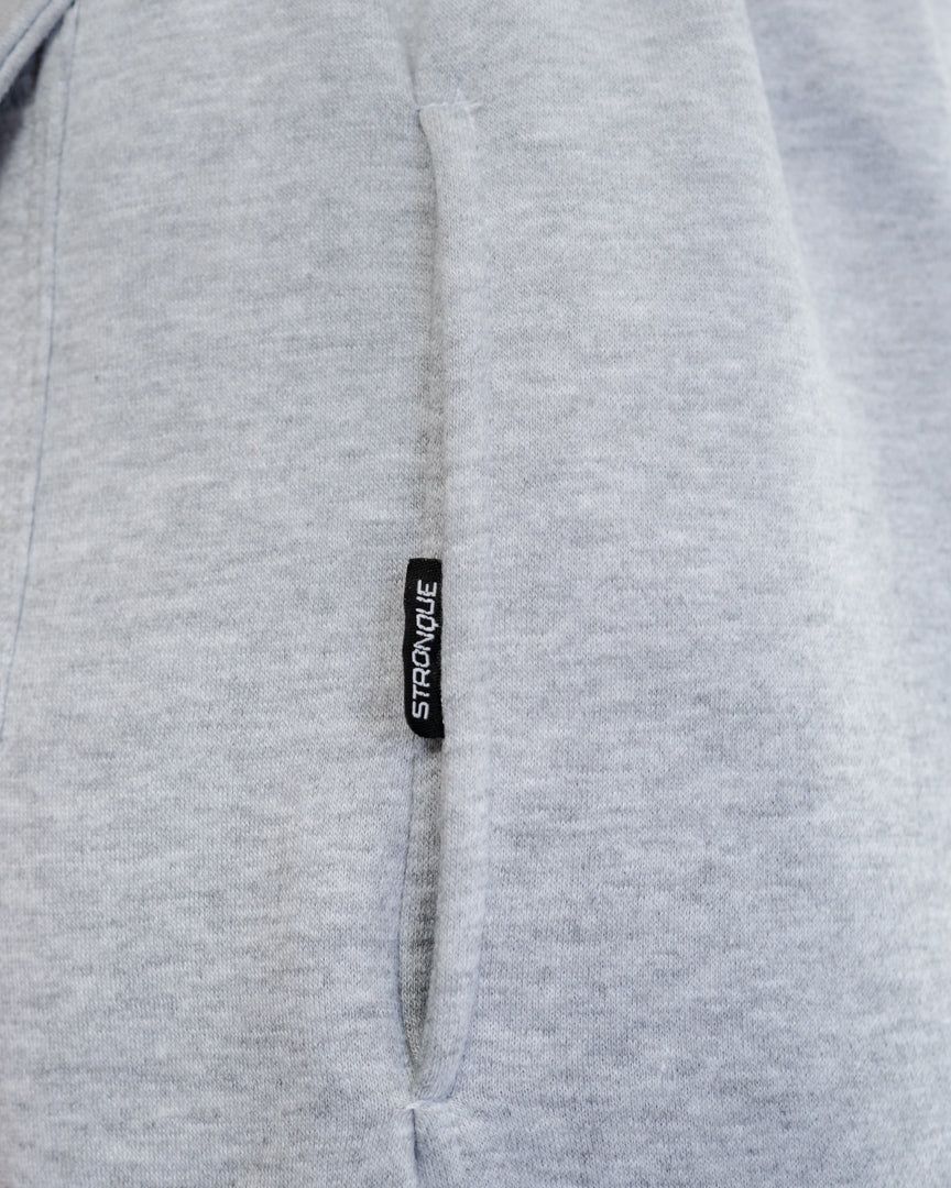 Vores Wide Leg Sweatpants kombinerer afslappet komfort med moderne design. Med et oversized fit falder bukserne flot og giver et casual look. Bukserne har baglommer med et subtilt embossed logo, der tilføjer et eksklusivt touch. Bukserne har snøre i taljen for en justerbar pasform – og snørerne i anklerne giver dig mulighed for at style dem, som du vil: lad dem hænge løst for det klassiske wide leg-look, eller snør dem ind for et mere tapered udtryk.