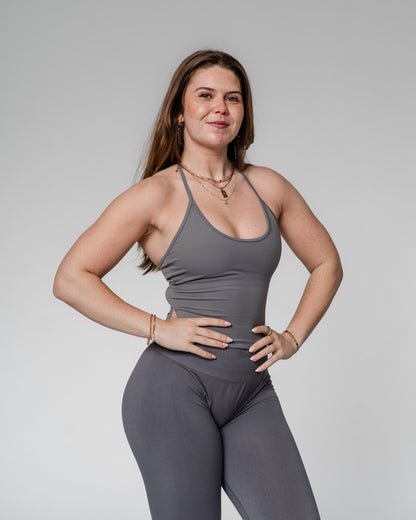 Opdag vores nye halterneck træningstop til kvinder, hvor funktionalitet møder feminint design. Denne top er skabt til den moderne, aktive kvinde og kombinerer stil med støtte – perfekt til både fitness, pilates, styrketræning og hverdagsbrug.

Toppen har en indbygget sports-bh med udtagelige indlæg, som giver dig frihed til at tilpasse støtten. Det justerbare bindebånd i nakken sikrer en personlig pasform, mens den diskrete push up-effekt løfter og former for en smigrende, feminin silhuet.