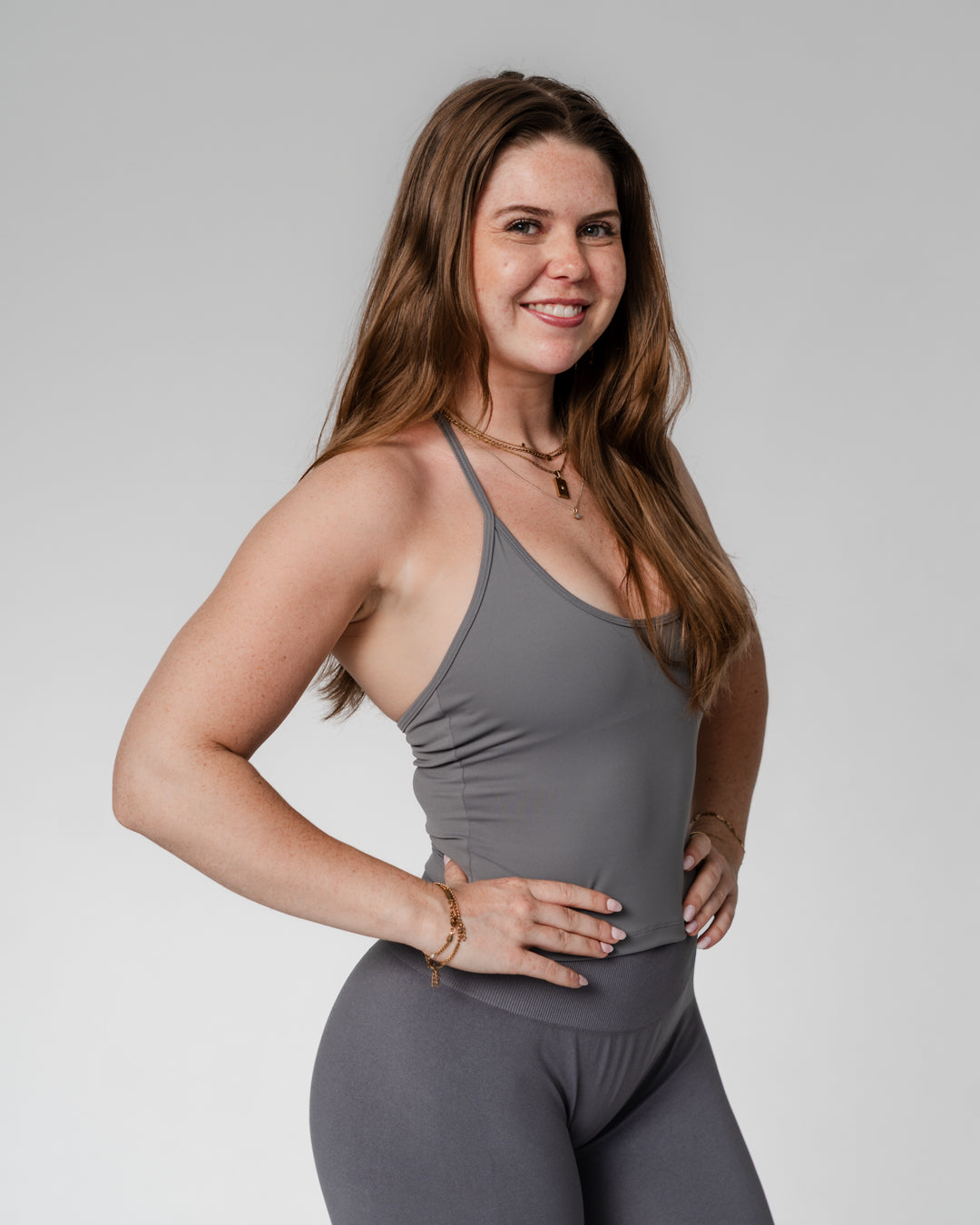 Opdag vores nye halterneck træningstop til kvinder, hvor funktionalitet møder feminint design. Denne top er skabt til den moderne, aktive kvinde og kombinerer stil med støtte – perfekt til både fitness, pilates, styrketræning og hverdagsbrug.

Toppen har en indbygget sports-bh med udtagelige indlæg, som giver dig frihed til at tilpasse støtten. Det justerbare bindebånd i nakken sikrer en personlig pasform, mens den diskrete push up-effekt løfter og former for en smigrende, feminin silhuet.