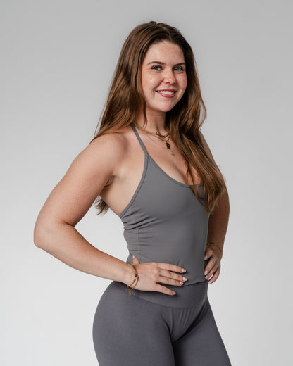 Opdag vores nye halterneck træningstop til kvinder, hvor funktionalitet møder feminint design. Denne top er skabt til den moderne, aktive kvinde og kombinerer stil med støtte – perfekt til både fitness, pilates, styrketræning og hverdagsbrug.

Toppen har en indbygget sports-bh med udtagelige indlæg, som giver dig frihed til at tilpasse støtten. Det justerbare bindebånd i nakken sikrer en personlig pasform, mens den diskrete push up-effekt løfter og former for en smigrende, feminin silhuet.