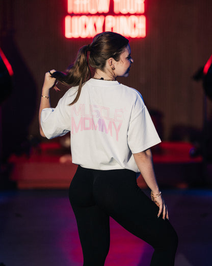 Vores klassiske pumpcover i samme bløde, lette kvalitet – nu også med et enkelt og stilrent Muscle Mommy print. Oversized pasform, unisex, og designet til både træning og hverdagsbrug.